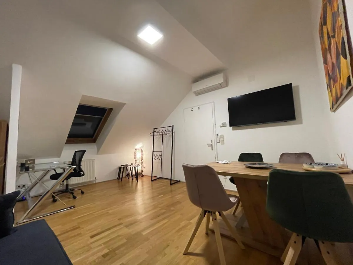 Klimatisiertes, Ruhiges Dachgeschoss Cityapartment Im Zentrum Wiens Apartment